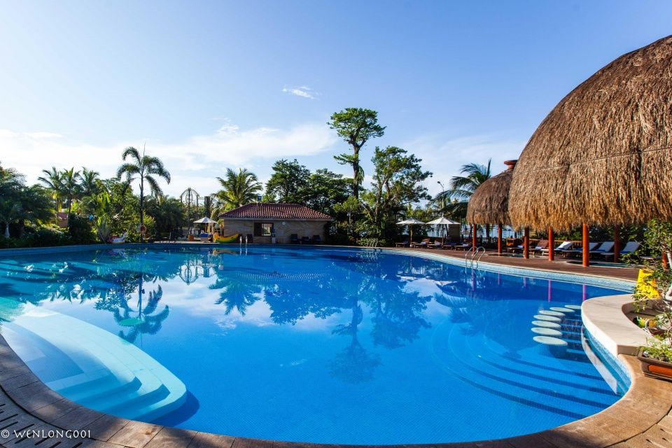 这可能是离三亚机场最近的酒店了，泳池连着大海