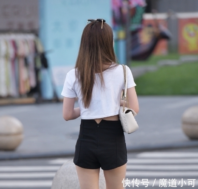  「让自己」爱美的年纪，时尚姑娘选择短裤装展现外在美