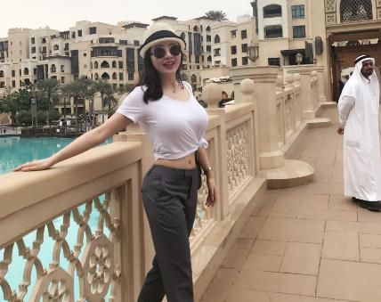 街拍：休闲青春范的小姐姐，凹凸身材清新美丽好看又时尚！