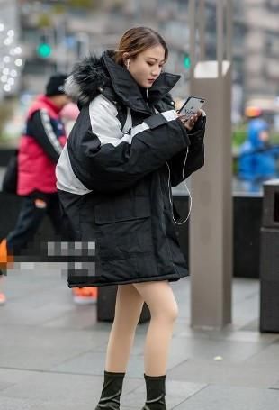  『气质』街拍，瞧，小姐姐这自信的走姿，一看就是一位拥有模特气质的女生