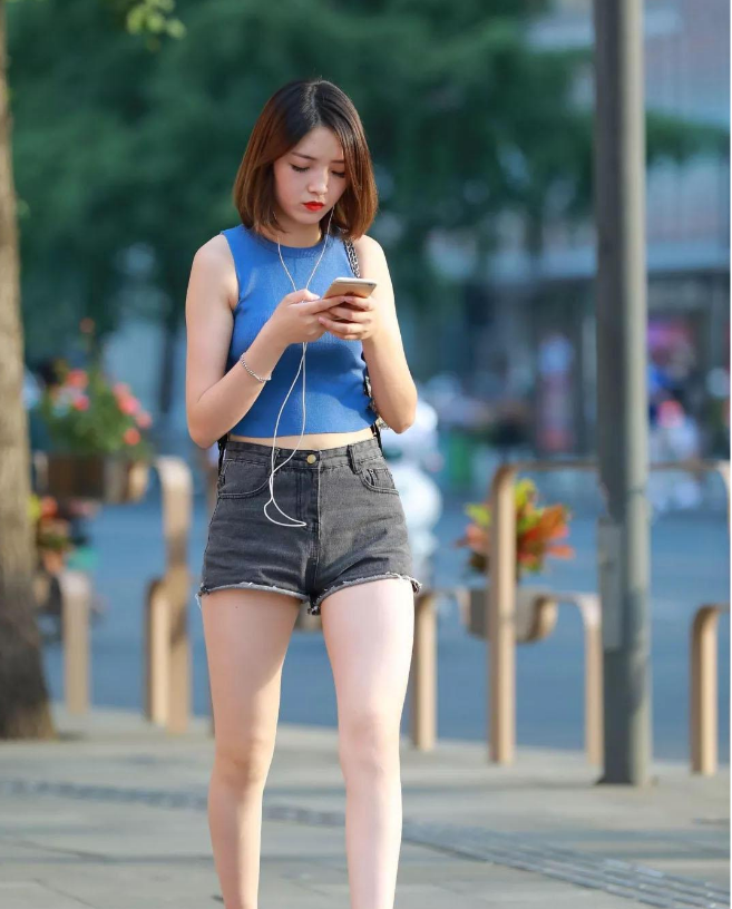 妩媚迷人的小姐姐，身穿白色连体衣，展现曼妙纤细的身材！