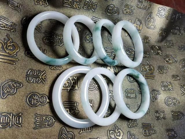 惊心动魄木那赌石，一刀切出8条飘花手镯，转手就卖100万！