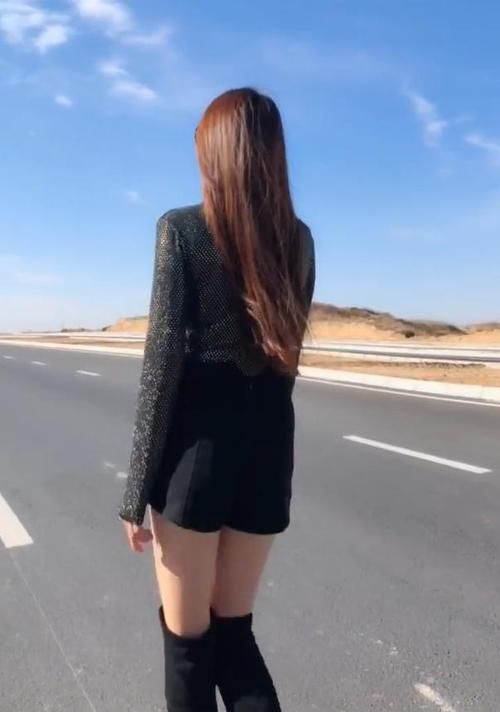 『穿搭』城市里的个性小姐姐, 不落俗套, 紧身穿着塑造好身材