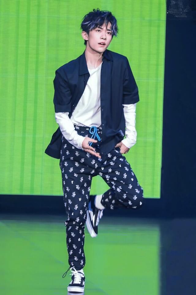 易烊千玺厉害，不仅长袖套短袖，还穿“花裤子”，居然一点不丑！