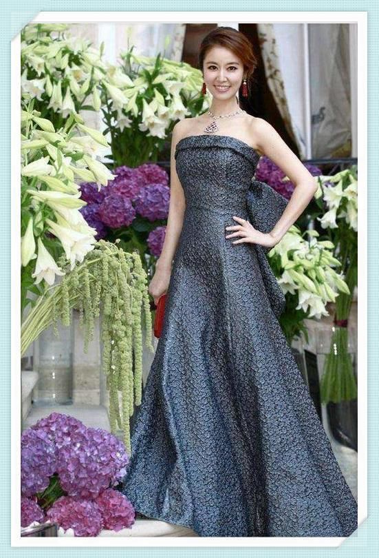 林心如简直了！T恤在屁股上面开个洞，网友：这时尚太难懂！