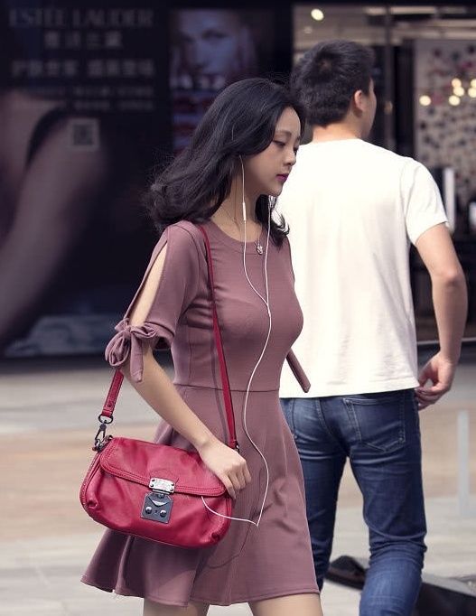 皮皮虾街拍 美女姐姐细腿长身材也是非常吸睛的存在