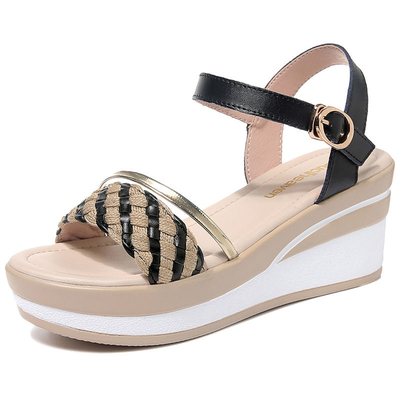 别穿累脚的高跟鞋了，这样的坡跟凉鞋上脚一样能让你女人味十足