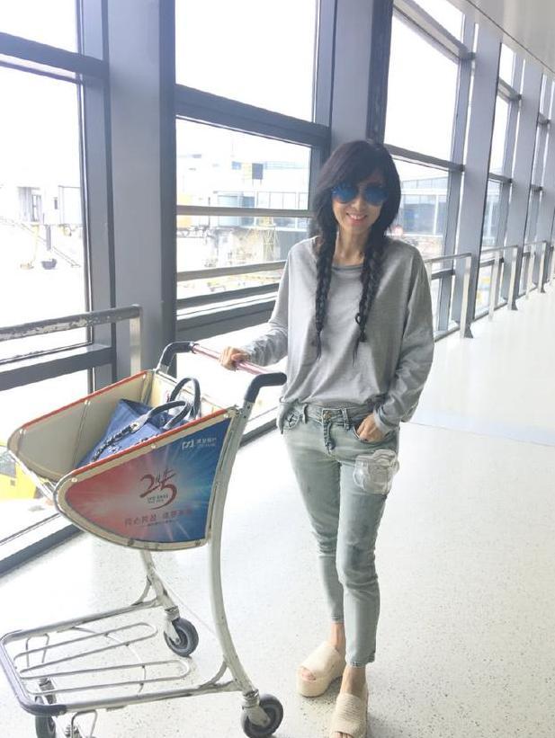 米雪真过分！只穿一件镂空针织衫现身，网友：她真的63岁了吗？