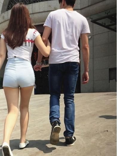 街拍美女,穿上热裤短袖,看起来十分清爽,一身线条展露无遗!