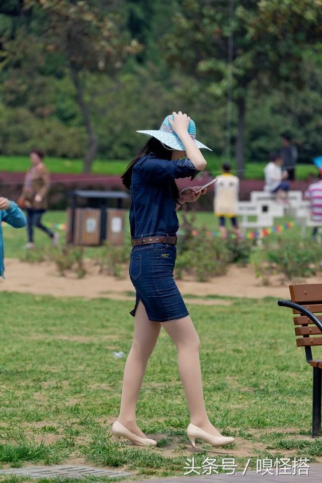 美脚搭配尖头高跟鞋,秀出白皙的大长腿,提升气质