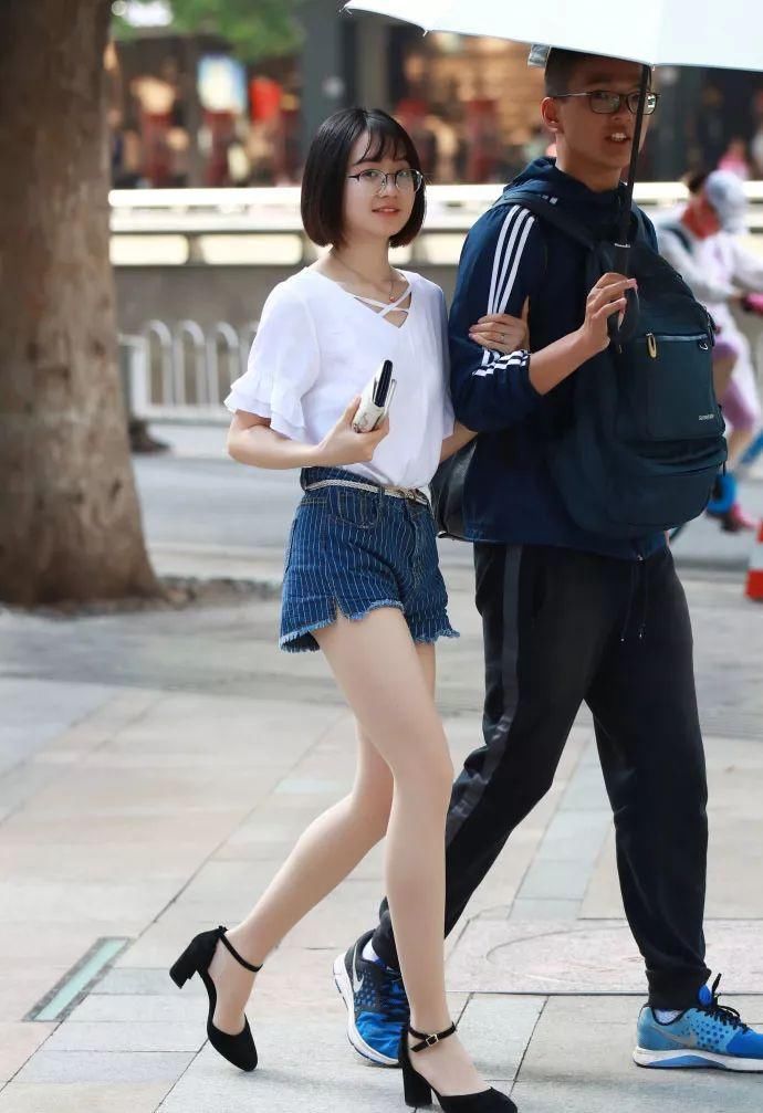街拍美女:难得一见的清纯长腿学生妹