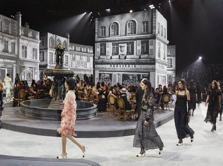 长筒袜配高跟鞋从街拍到舞台，从路人到明星，从内地到巴黎都有了