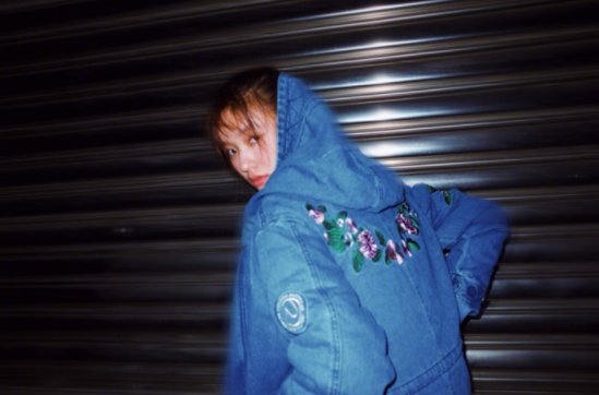 林允穿牛仔外套蹲地拍照，素颜出镜皮肤细腻大秀美腿!