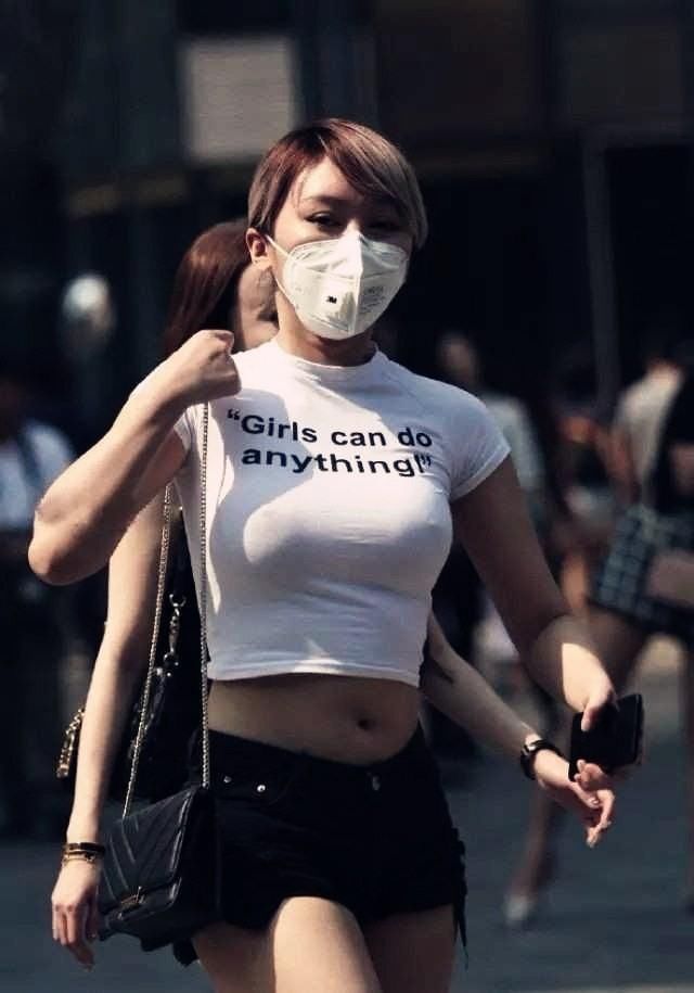街拍：女子T恤跟流行不搭内衣就去上班了，被路人大骂：没素质！