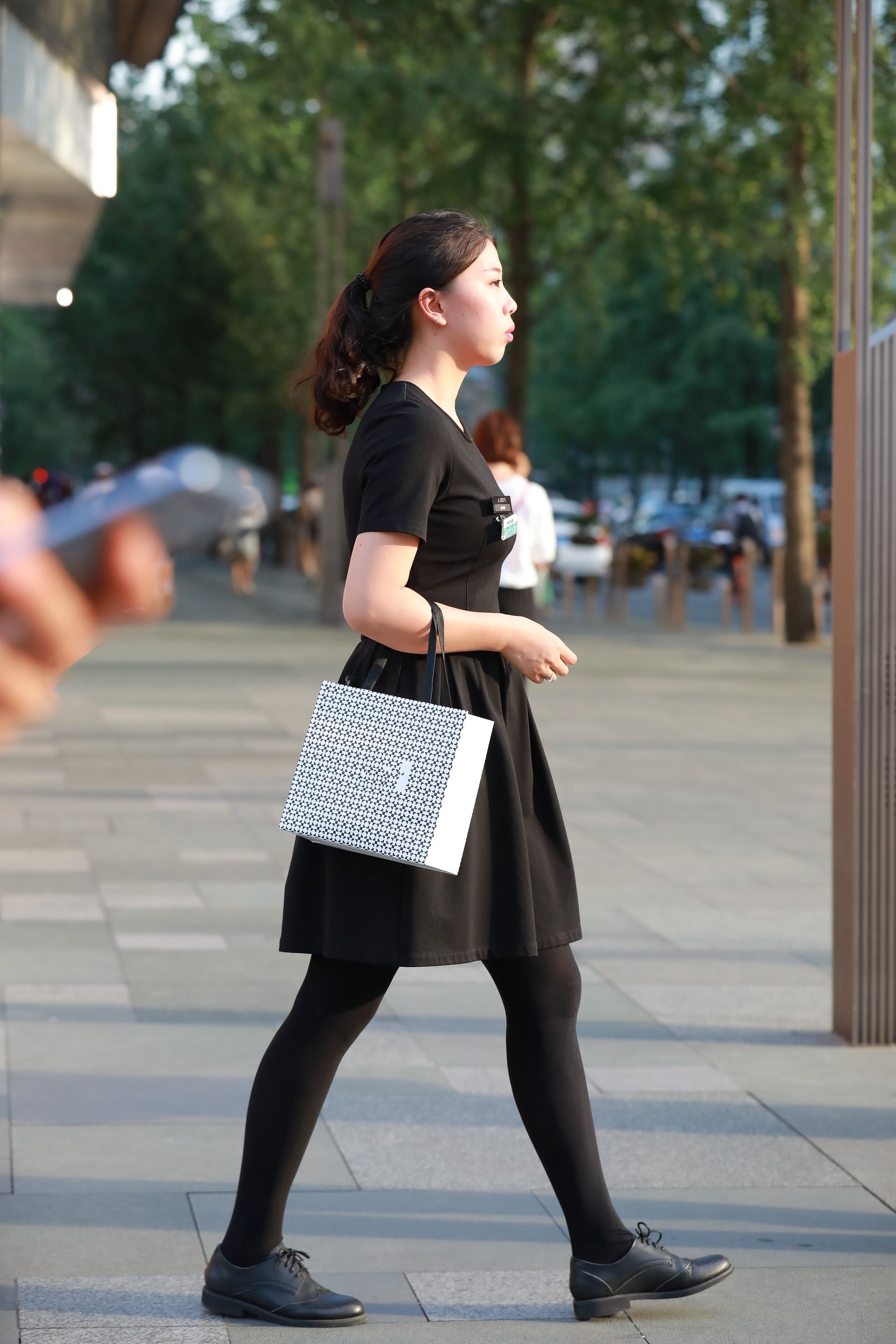 街拍:身材好颜值高的女人都喜欢这样穿,女人味十足!