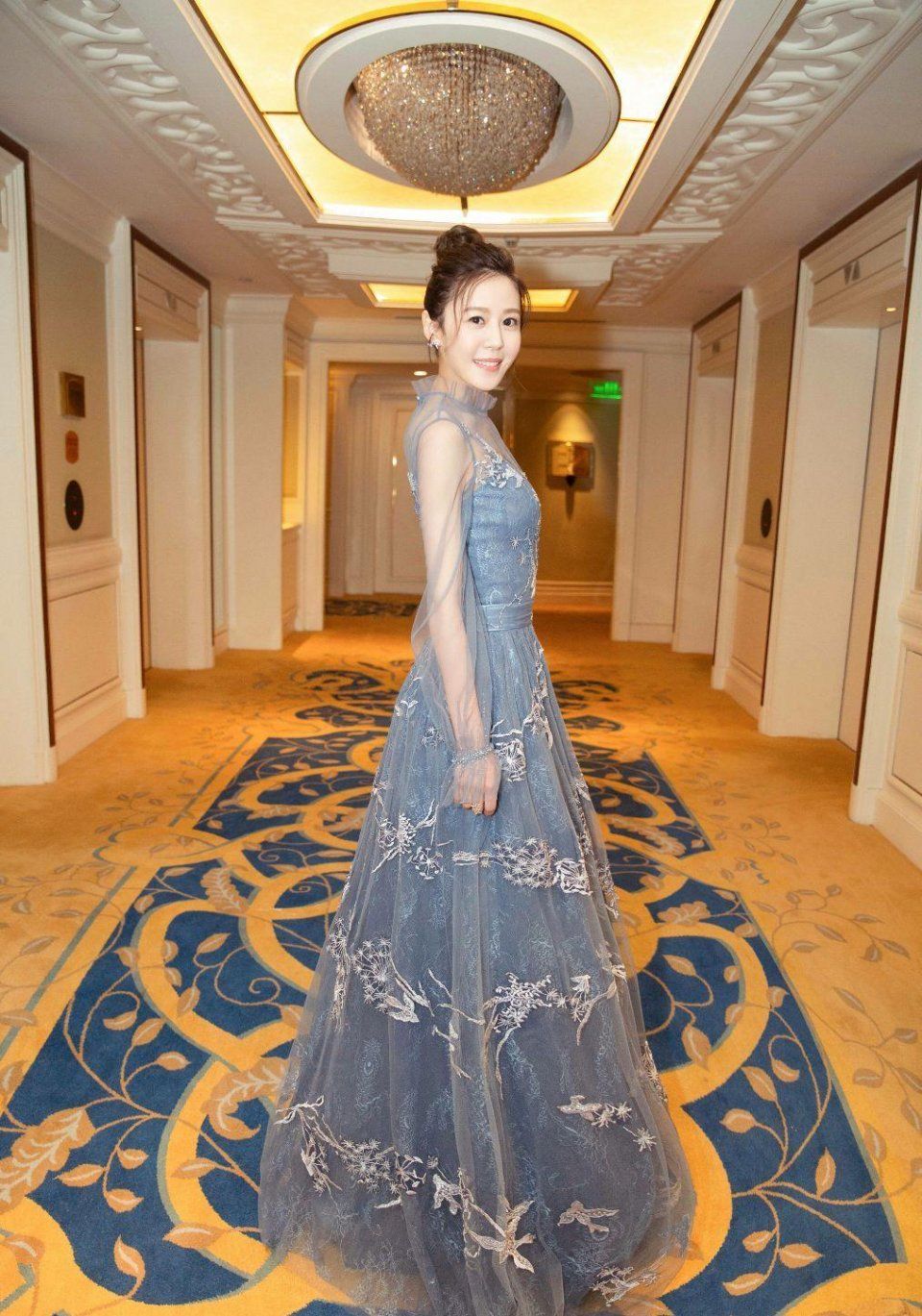 李金铭总算开窍了，走可爱风比超模还美!网友:可算记住了你名字