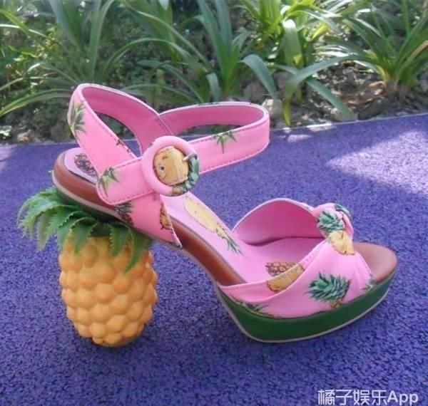 设计师■LadyGaga五花肉套装见过吗?还有方便面链条包,穿着都能去涮火锅了