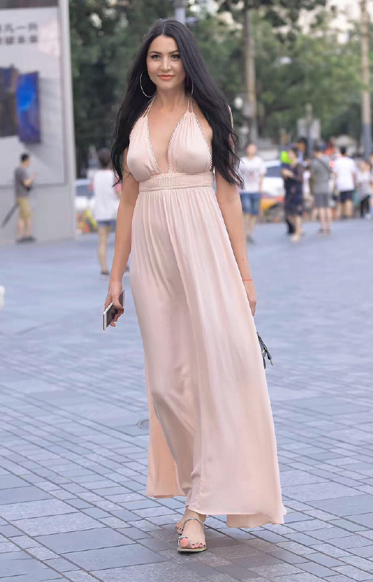 气质小姐姐,身穿肉色深V连衣长裙,昂首挺胸的姿态自信满满!