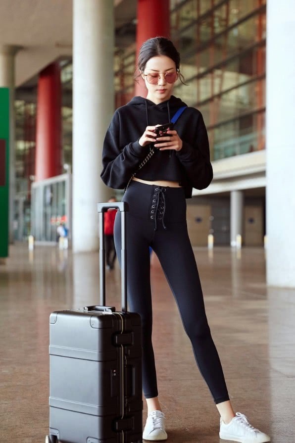 刘溪芮每次机场照都秀美腿,这次穿紧身“水手服”,照秀不误