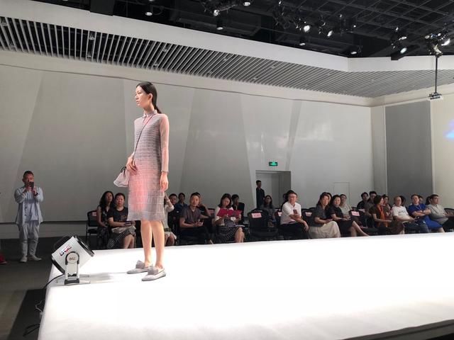 视频能变形变色的“科技旗袍”将登上爱丁堡艺术节