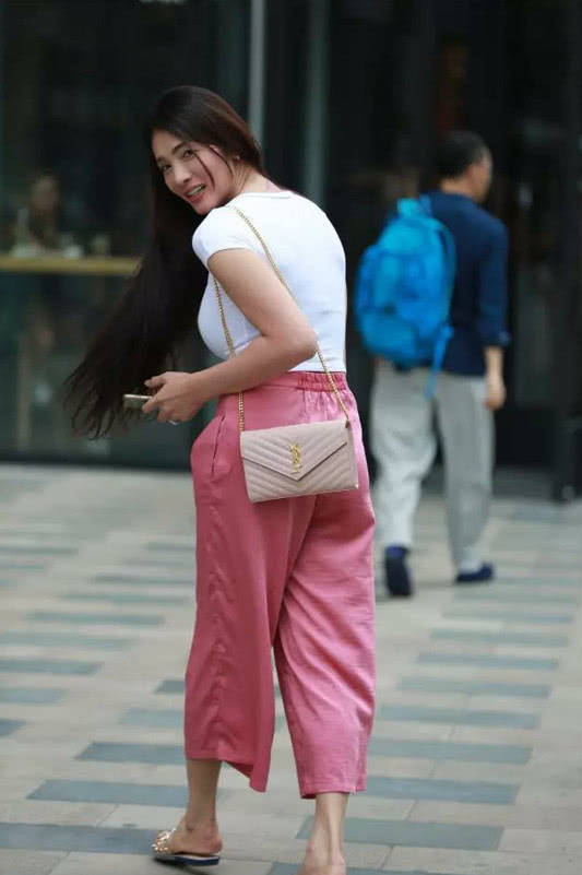 气质小姐姐走路都有这么妖娆的身姿,一点也不在一路人的指指点点