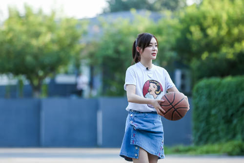 袁姗姗古装挑战白素贞,白衣飘飘仙气十足,却有人嘲讽:蹭热度?