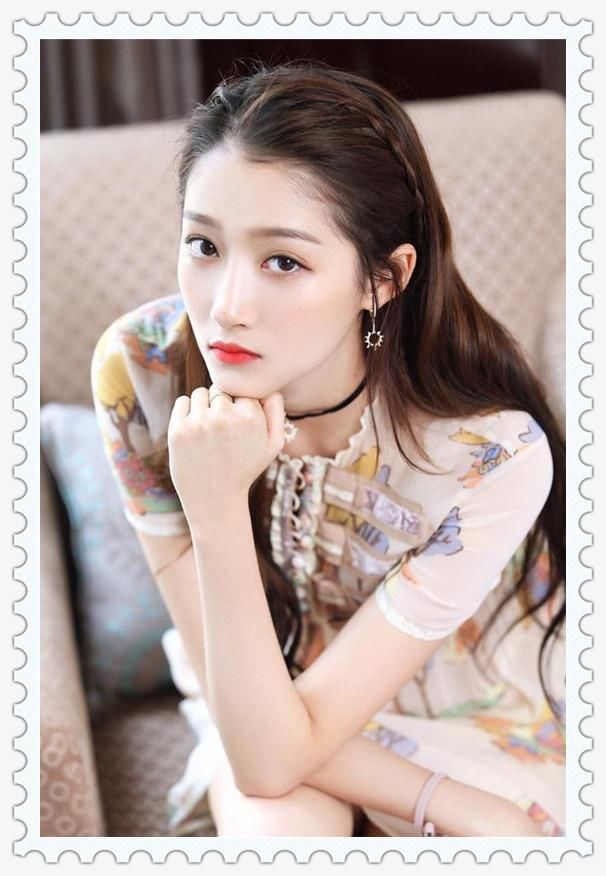 谁说关晓彤像大妈？同穿印花裙，明明是18岁的李兰迪更显老气！