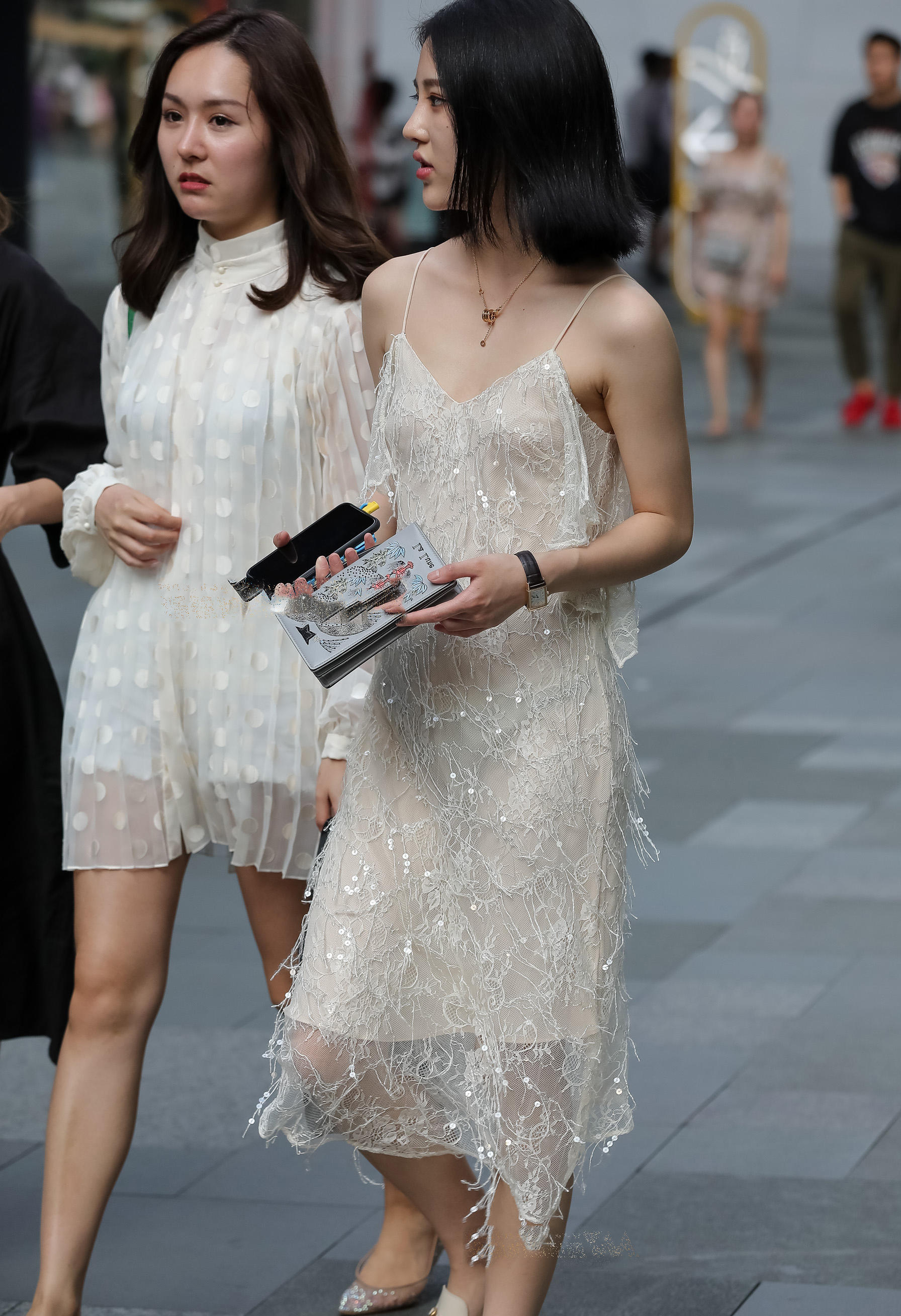 两个婴儿肥小姐姐一起出街,薄纱吊带连衣裙很有风味,肥而不腻