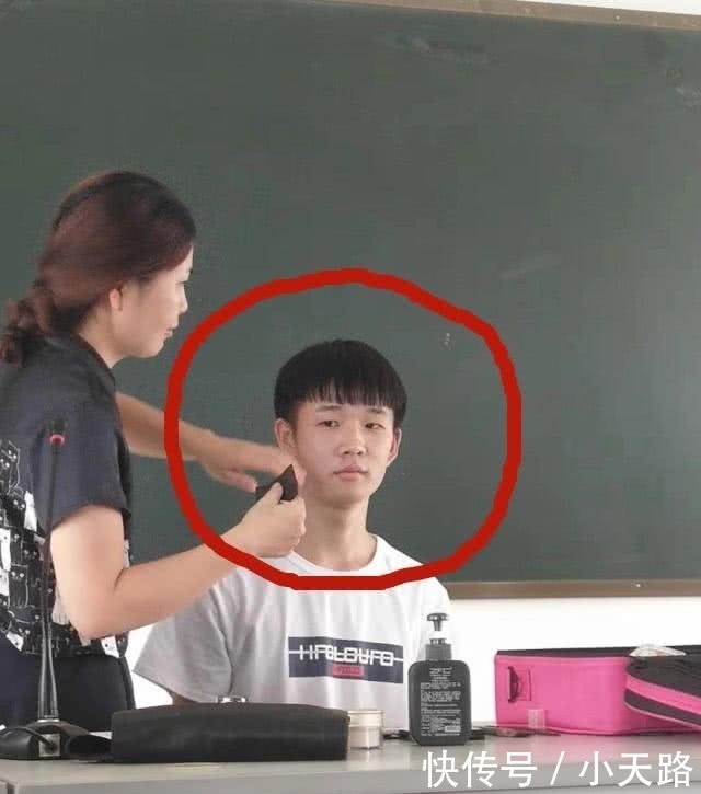 #感觉#男大学生让女老师“化妆”,妆后看到自己:感觉再也不会爱了