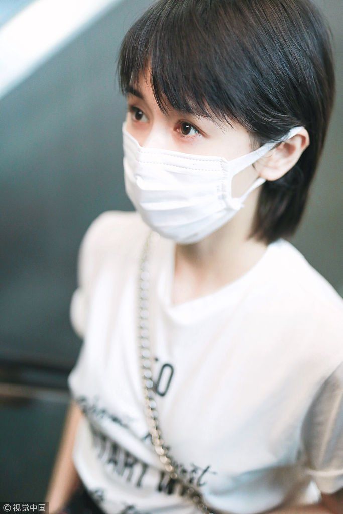 王子文白T配包臀裙身材娇小玲珑 口罩遮面撩发充满女人味