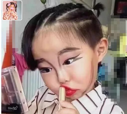 3岁小女孩被妈妈渲染爱美之心，学其化妆火遍全网，结果很惊艳！