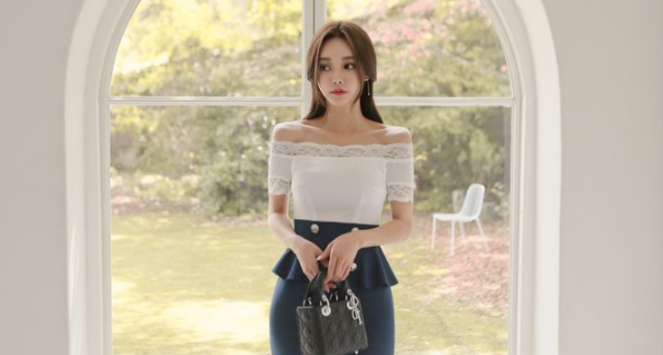 曲线迷人的紧身裙美女，身材比例很好，彰显女神范！