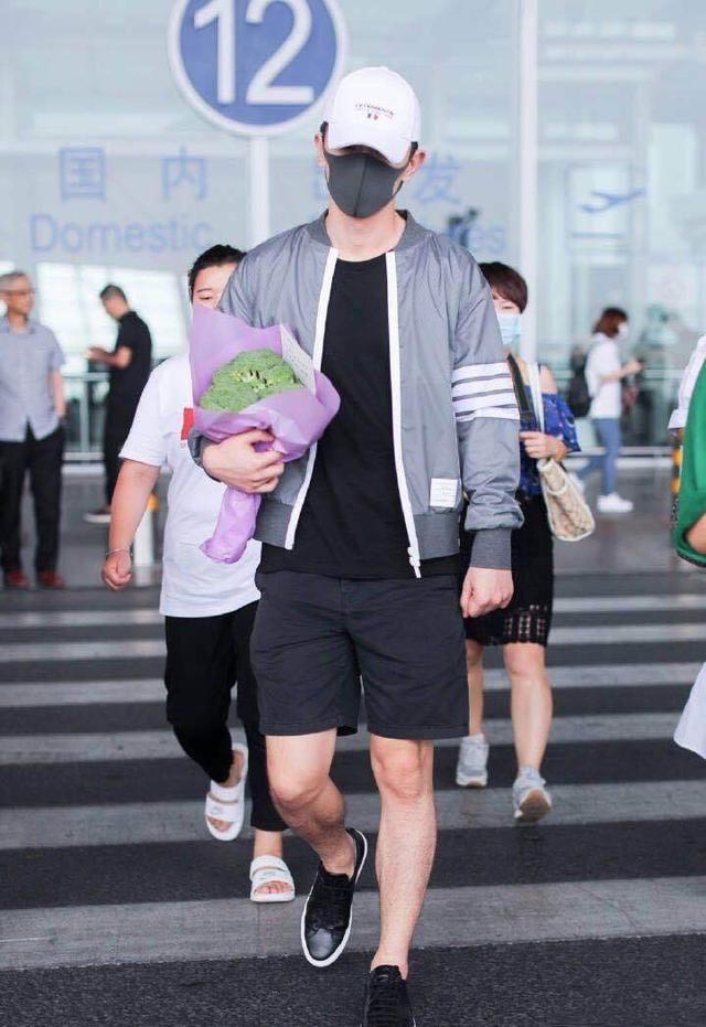 邓伦厉害了，穿短裤捧颗西兰花去机场，这礼物送得也太随意了吧！