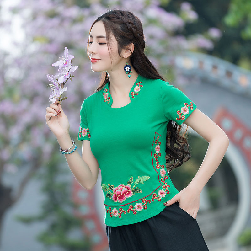 瞧瞧，这就是现在流行的民族风，你别说，穿起来更显年轻了