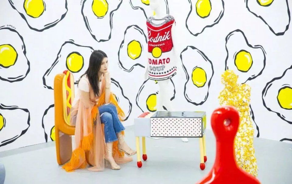 Angelababy穿Dior裙在跑男正经唱歌，这么美的纱裙何穗拿来套T恤?