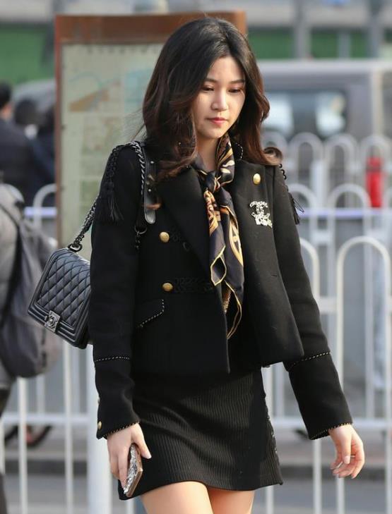  短袖：街拍：香草美人的美女，一件黄绿色的短袖配黑色短裤，青春靓丽范