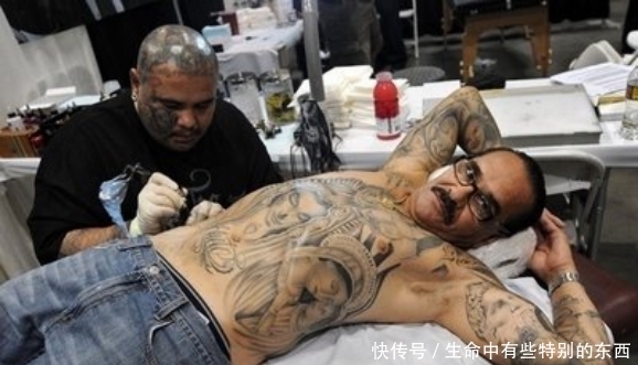  [皮肤]“纹身”到底有多疼？显微镜放大50倍后，看完后背发凉！