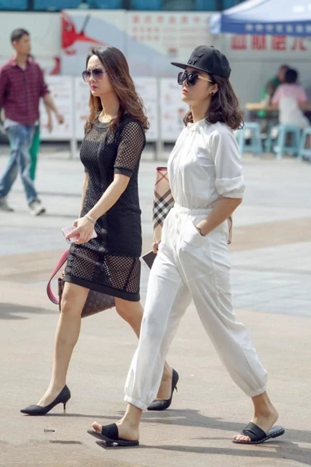 街拍：图1短裙长腿美女，图3闺蜜俩美的不同，图4超短裤美女