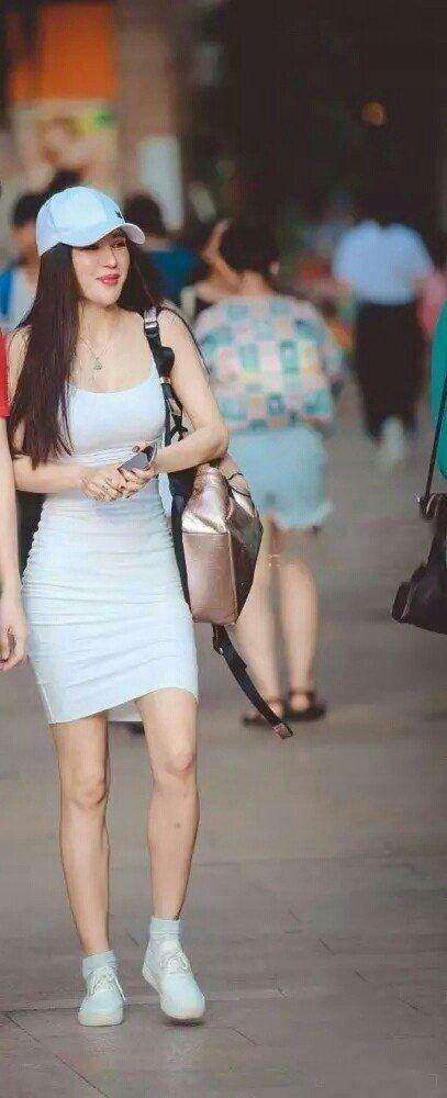 街拍：气质辣妈穿紧身包臀裙，勾勒身材真好看
