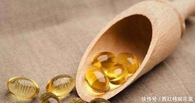  脸上：维生素E护肤方法，别直接擦脸上用对方法，皮肤白嫩又细腻