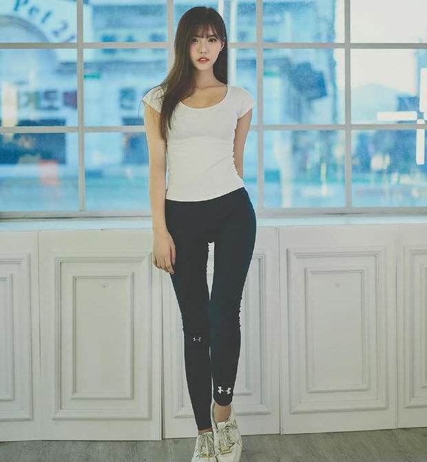 街拍美女：有个性的紧身打底裤小姐姐，显得好看又得体