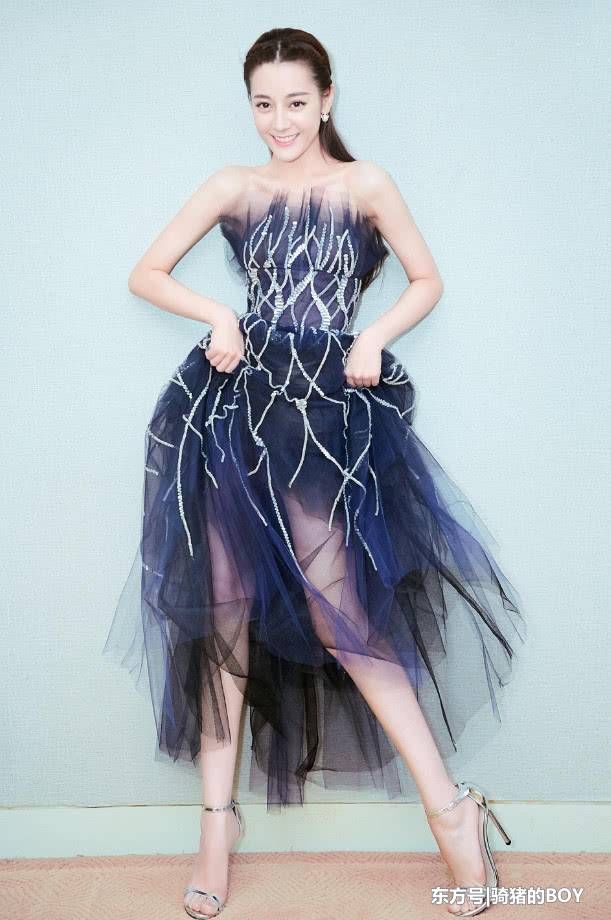 热巴撞衫刘涛,大14岁的刘涛仅凭一双奶奶牌碎花鞋碾压热巴!