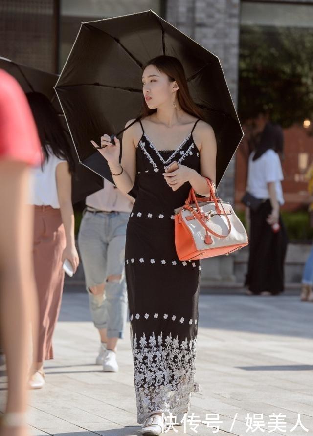  「穿搭」路人街拍，美女超有回头率，黑色衬衣外搭长款格子风衣，气场十足