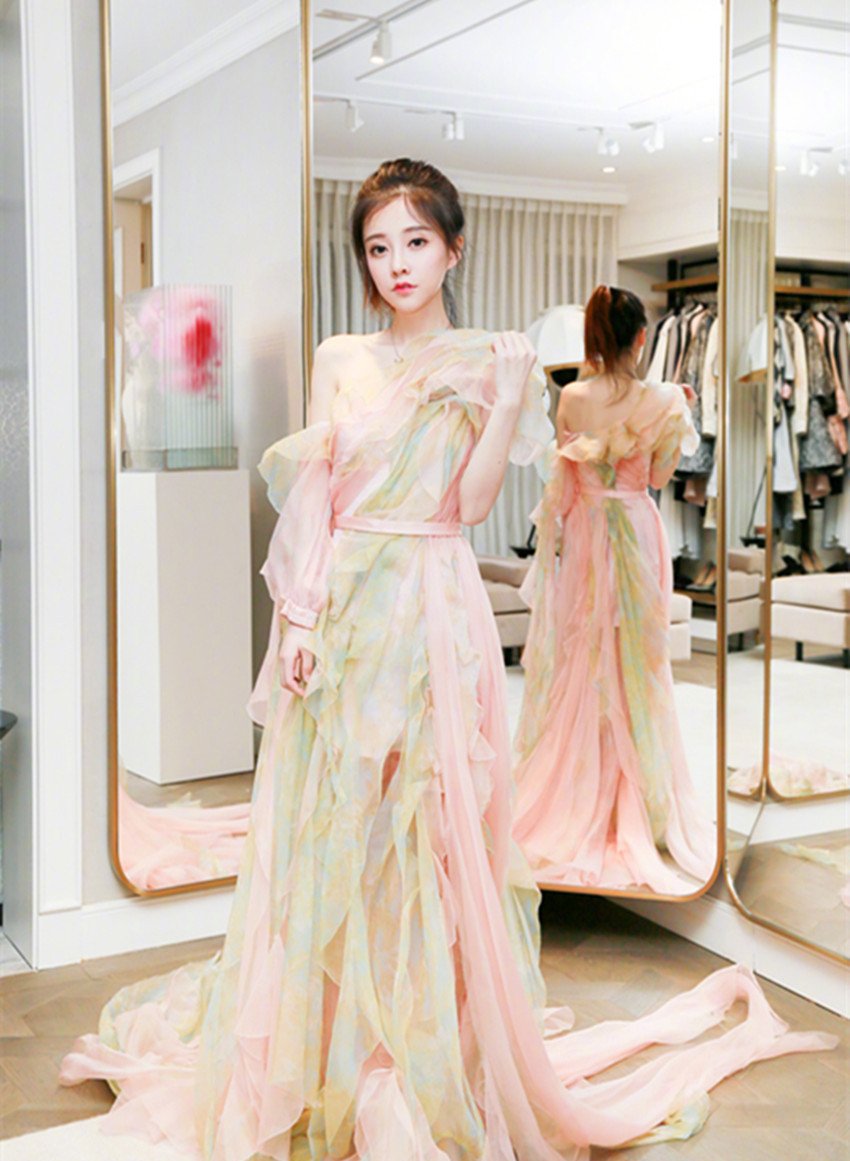 冯提莫为了火也是拼了，身穿牛仔裤勒出尴尬三角区，网友：真会穿