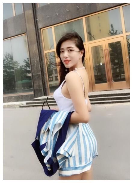 街拍:图1颜值高身材好，图2日系风范，图3性感女人味!