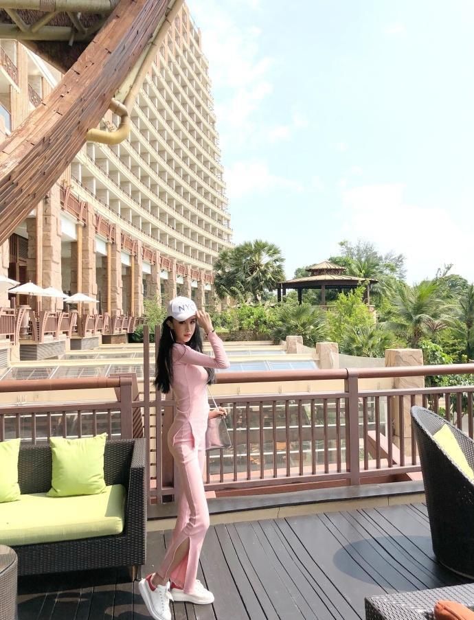 丰腴身材气质美女，粉色装更加迷人！