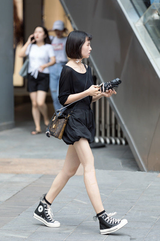 路人街拍:粉丝蛋糕吊带上衣+手提编织包，甜美可爱风格搭配