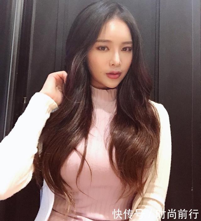 街拍：小姐姐一件针织包臀裙，更显小女人的娇羞！