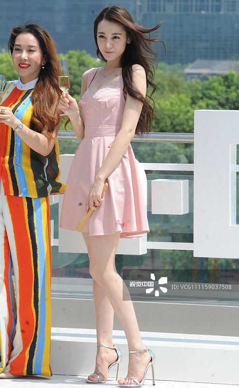 迪丽热巴穿粉色连衣短裙亮相代言活动，长发飘飘笑容甜美大秀美腿