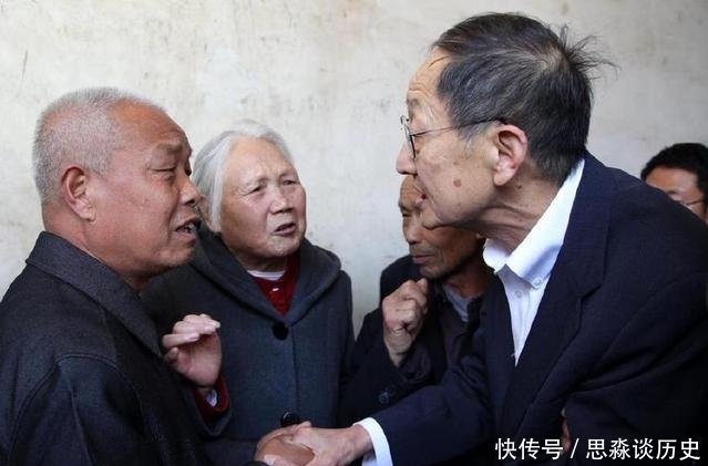 他出生在河南省，父母都是河南农民，1998年获得诺贝尔物理学奖